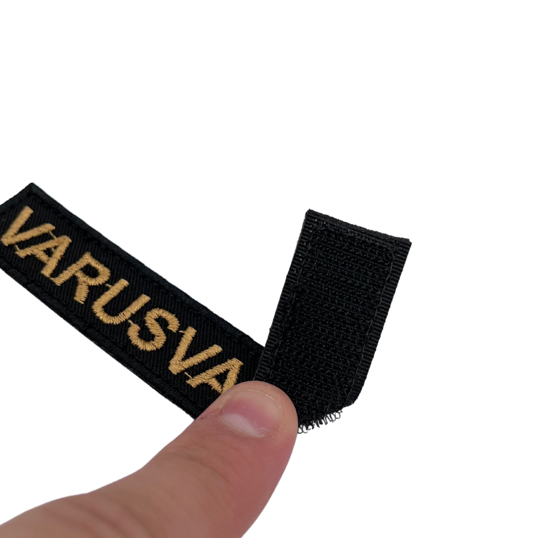 M05 Nimilappu Omalla tekstillä 3kpl Musta/Kultainen